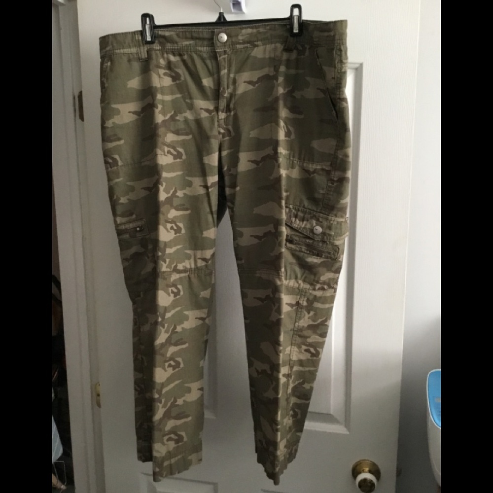 Cargo Capri Camo  pants